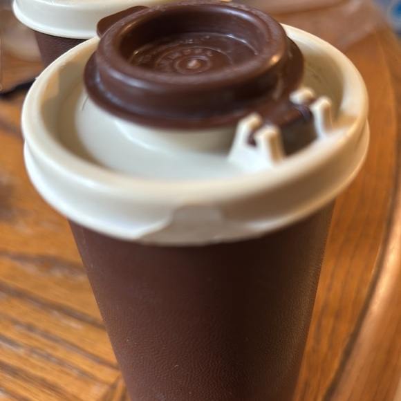 VTG Tupperware Salt & Pepper Shaker Set Brown W/Beige Flip Lids 4” Retro 1329-8 - Picture 5 of 5